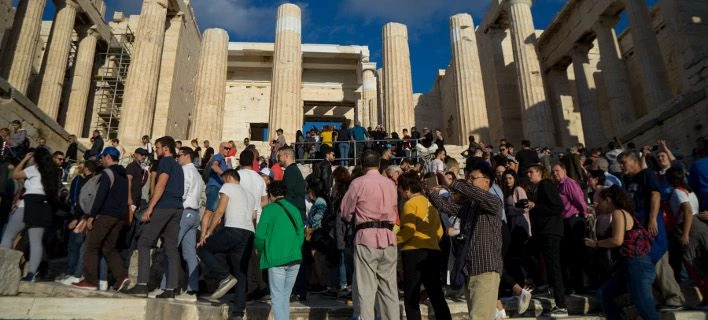 «Βούλιαξε» η Ακρόπολη από τον κόσμο λόγω της ελεύθερης εισόδου (εικόνες)